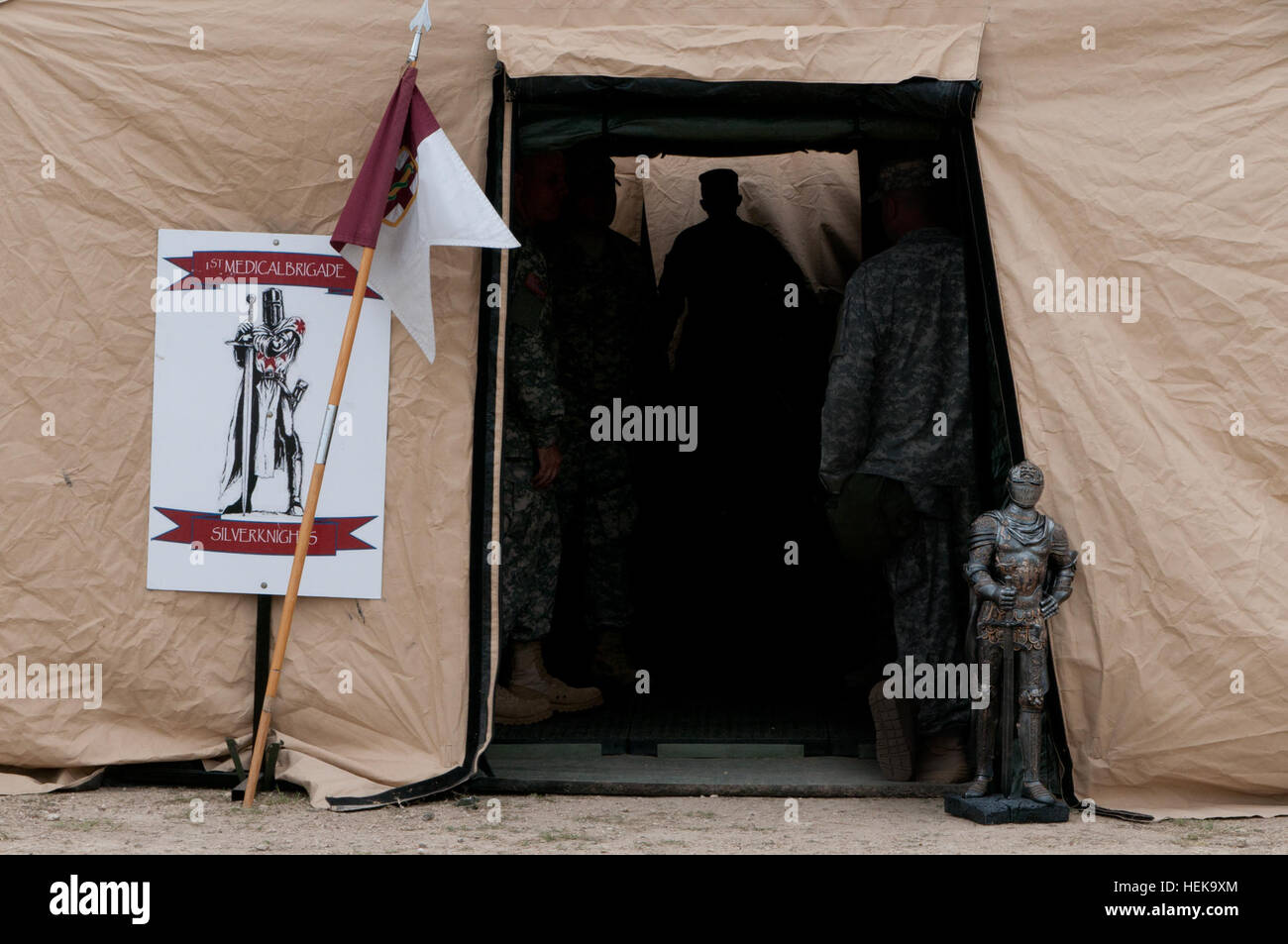 La 1ère Brigade médicale, la mascotte de la Silver Knight, se tient en dehors de la sentinelle centre des opérations tactiques sur le terrain lors d'un exercice d'entraînement en préparation pour la défense CBRNE (chimique, biologique, radiologique, nucléaire et explosive à rendement élevé) Force réactionnaire (DCRF) mission le 9 avril. L'objectif principal de la formation a été de trouver la meilleure façon de créer la table des matières quand et si le 1er Med. Bde. jamais eu de réagir à un événement CBRNE. (Photo de la CPS. Bradley J. Wancour, 13e tampon) 1re brigade médicale se prépare pour la prochaine mission DCRF 110409-A-JB858-241 Banque D'Images