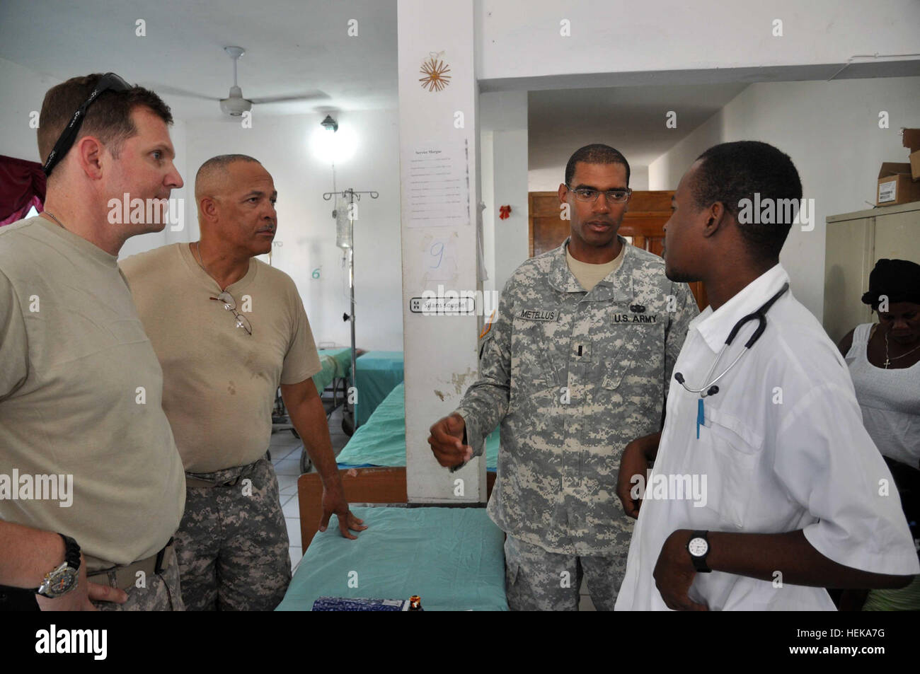 ST. MARC, Haïti - les chirurgiens de l'Armée Le Colonel Eric Romanucci et le colonel Paul Phillips recommander à un médecin haïtien qu'une ER patient est prise pour l'une des trois neurochirurgiens, 19 mai. Selon le médecin haïtien, tous les trois neurochirurgiens pratique à Port-au-Prince. De nouveaux horizons, Haïti 2011 - Groupe de travail Bon Voizen est un commandant, Commandement Sud des États-Unis a parrainé, de l'armée américaine a effectué du sud, des militaires étrangers/interaction exercice humanitaire sous le commandement de la Garde nationale de la Louisiane. Task Force Bon Voizen est le déploiement d'ingénieurs militaires américains et les professionnels à Haïti fo Banque D'Images