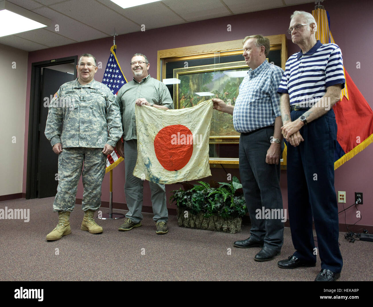 Indiana Army National Guard le général de Tod Carmony, commandant de la 38e Division d'infanterie, reçoit un drapeau japonais impérial capturé dans la lutte pour passer en zigzag au cours de la bataille de Bataan de Samuel Wynn, Thomas Murrell et Frank Murrell au nom de feu Thomas H. Murrell lors d'une cérémonie tenue au siège de la 38e Division d'infanterie à Indianapolis, le samedi 21 mai. Le drapeau était assis dans la commode de Thomas H. Murrell pendant plus de 60 ans, et il était un soldat affecté au 2e bataillon du 152 Régiment d'infanterie, au cours de la bataille de Bataan. Une fois les mémoires pour la 38e Division d'infanterie Banque D'Images