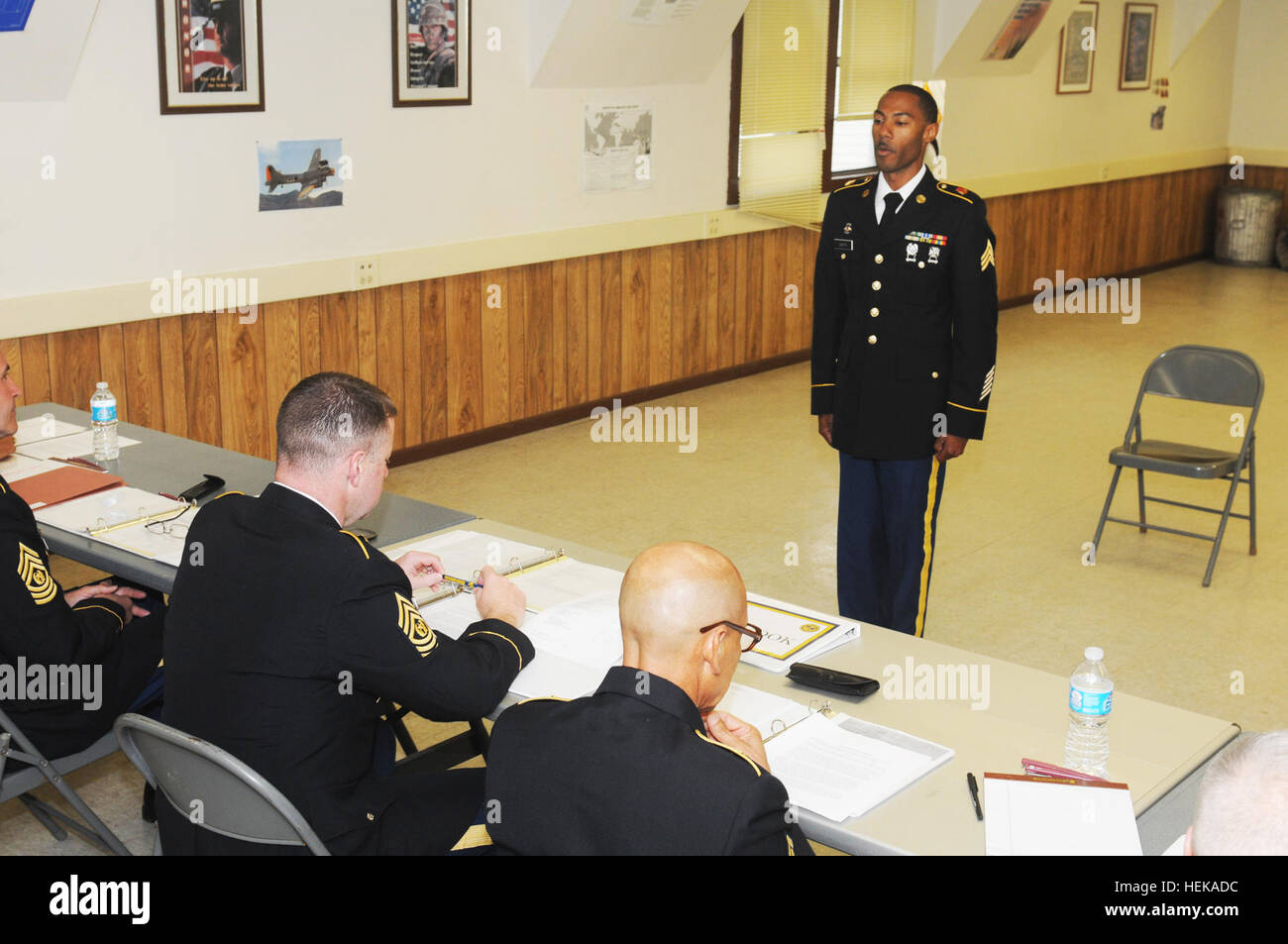 Le Sgt. Brice Smith, 2/108ème Bataillon de la Police militaire, 102e Division Formation, comparaît devant un groupe de cadres supérieurs du sous-officiers au cours de la 80e commandement de l'instruction (TASS) Commande meilleur guerrier délibérations du conseil à Fort Leonard Wood, Missouri, le 16 avril 2013. Smith était l'un des deux sous-officiers dont le conseil d'apparition a coïncidé avec le sergent d'Audie Murphy concours Club. 102e Division Formation (MS) accueille la 80e commandement de l'instruction (TASS) 2013 Concours meilleur guerrier 130416-A-S890-795 Banque D'Images