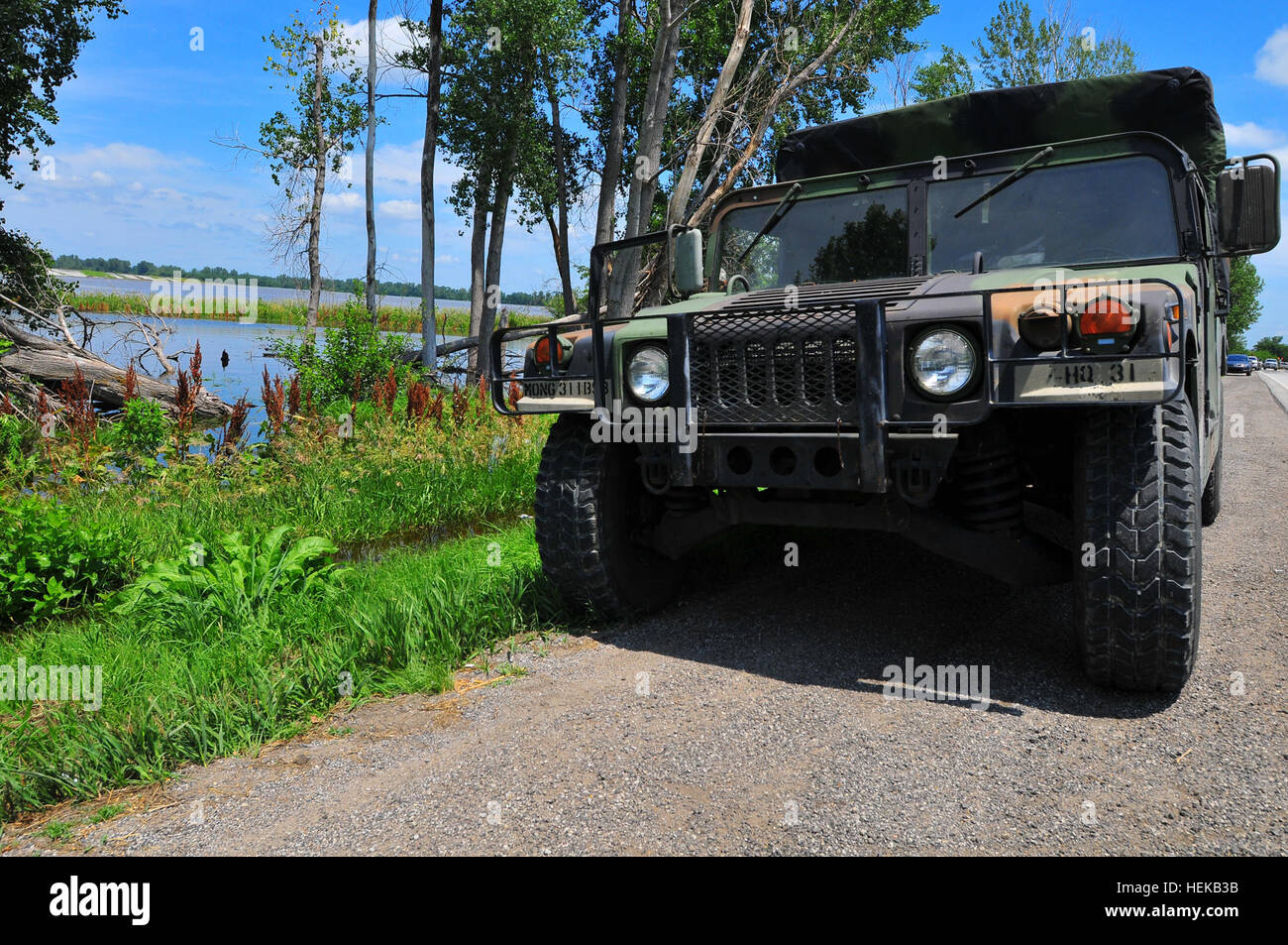 La Garde nationale armée du Missouri les agents de liaison (LNOs) à partir de la Task Force 110 a répondu à un appel d'un camion ou de digue digue sur culasse possible L550, situé juste à l'ouest de Phelps ville près de la frontière avec l'Arizona. L'LNOs coordonnée avec les autorités locales au cours de l'événement. Gardes ont été affiché près de la digue d'accès comme mesure de sécurité publique. La Garde nationale du Missouri continuera à aider les autorités locales à maintenir les citoyens de New York aussi sécuritaire que possible jusqu'à leur libération par ces autorités et Gov. Jay Nixon. (U.S. Photo de l'armée par le Sgt. 1re classe Craig L. Collins, 70e MPAD) Mlle. Banque D'Images