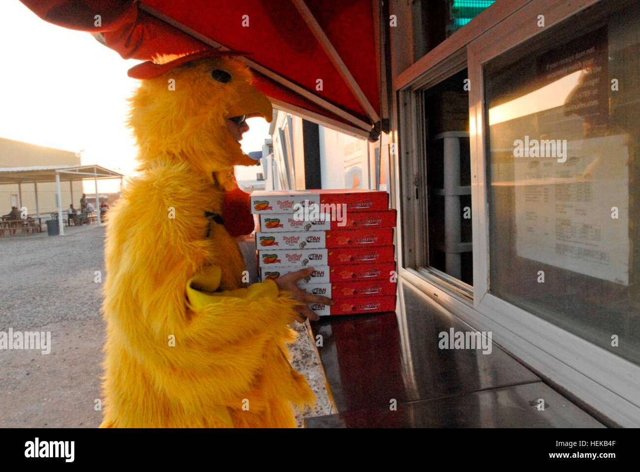 Le lieutenant de la marine Joseph Fitzgerald, un projet pilote avec le 2515th Détachement Naval Air Ambulance, porte un costume de poulet autour de la base d'opérations d'urgence à Basra. Le costume est de six ans et porté à chaque fois qu'un membre de service avec le 2515th NAAD effectue sa première mission d'évacuation médicale. Pintade façon de passer la journée, une Unité  %  %  %  %  %  %  % %E2 % % % % % % % %80 % % % % % % % %99s étrange tradition pour marquer une étape importante 110621-A-JX739-005 Banque D'Images