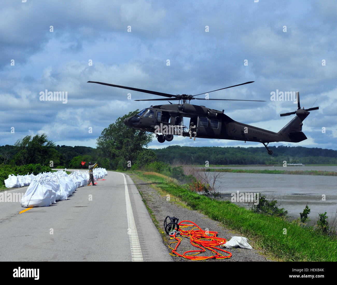 La Garde nationale du Missouri asssited Atchison Comté avec du personnel et un hélicoptère Blackhawk UH-60 pour réparer L550 de digue près de Phelps ville comme la lutte contre l'inondation se poursuit. Le Blackhawk a été utilisé pour déplacer plus de 145 sacs d'un poids de deux mille livres chacun dans des zones de la digue endommagée par une surverse au cours des derniers jours. La levée soit réparée avec l'espoir qu'il permettra d'éviter une rupture qui provoque des inondations plus graves et fermer la route 136 situé à proximité. Dans cette photo, le Sgt. Keesler Arron, chef d'équipe, C Co, 1/106ème de l'Avn Rgmt pilotes dans les guides Banque D'Images