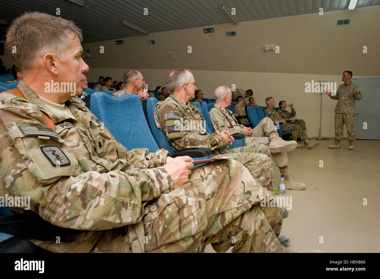 (De gauche à droite) Le lieutenant-colonel de l'armée américaine Kirk B. Phillips, behavioral health consultant pour les forces des États-Unis - l'Afghanistan ; le Capitaine de vaisseau américain Michael D. McCarten, commandant du rôle de l'OTAN, 3 ; l'Unité médicale multinationale et arrière Adm. David J. Smith, chef de l'International Security Assistance Force, Combined-Joint Branche Médicale, écouter un bref au cours de la séance inaugurale de la santé comportementale et soins commotion Sommet tenu à l'aérodrome de Kandahar, Afghanistan, le 25 juin. Les médecins militaires partager résultats de percée dans le domaine de la santé mentale et de traitement des lésions cérébrales 420857 Banque D'Images