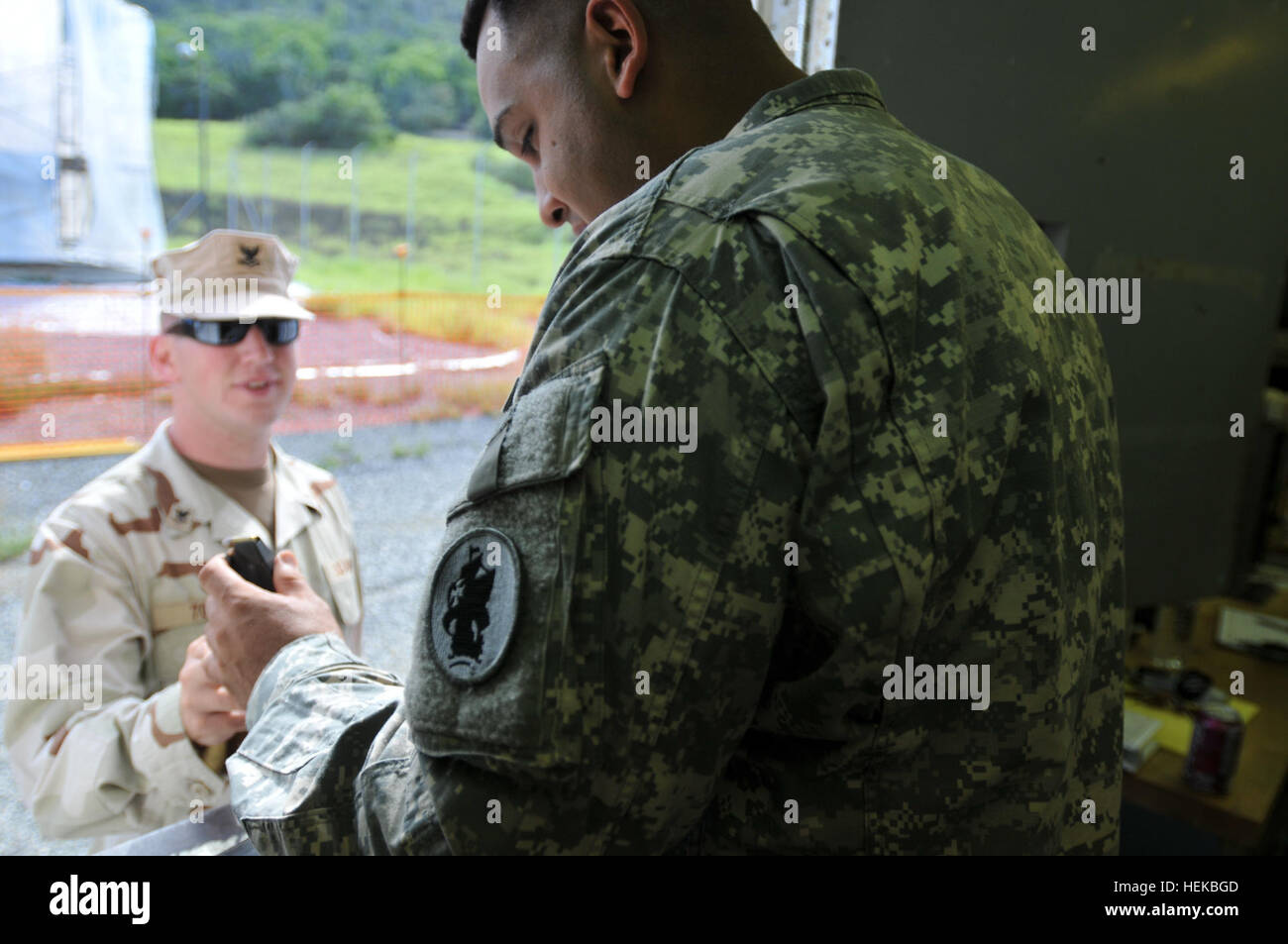 La CPS. William Monserrate, un armurier pour 525e Bataillon de la Police militaire, reçoit et les stocks de munitions et un pistolet à la force opérationnelle interarmées de l'armoirie, 8 juillet. L'Armory actuellement en charge des opérations de la Force opérationnelle interarmées à Guantanamo Bay, Cuba. Les troupes du GTMO jusqu'à bras 110708-A-MI669-165 Banque D'Images
