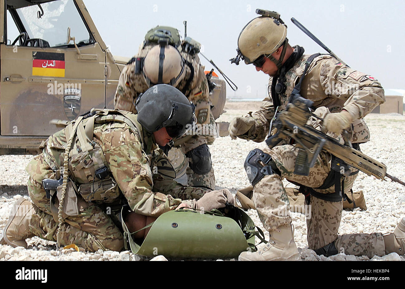 Le s.. Travis Brown, un vol medic attribuée à la société C, Groupe de travail Lobos, 1st Air Cavalry Brigade, Division de cavalerie, et les soldats allemands qui font partie d'une équipe de désincarcération ont tendance à une 'victime' pendant la formation treuil de sauvetage Le 16 juillet. Le but de la formation était de familiariser l'équipe de désincarcération avec utilisation de l'appareil de levage. La formation a été une continuation de l'écussonnage partenariat entre le 1er PBR et le contingent militaire allemande dans le commandement régional Nord. TF Lobos des équipages d'évacuation médicale formation treuil de sauvetage avec Allemands 428968 Banque D'Images