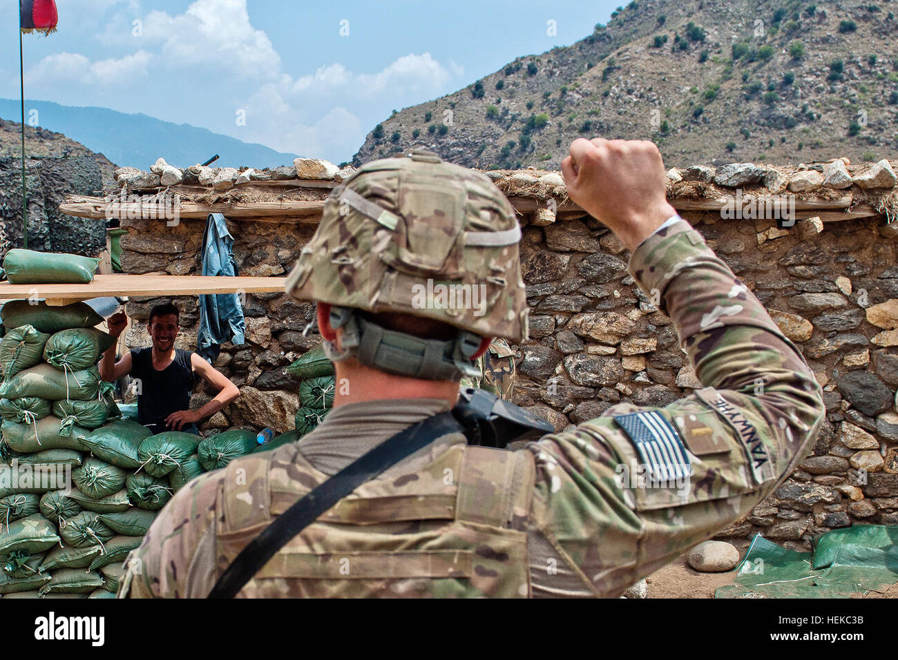 La province de Kunar, Afghanistan - Armée américaine VanWyhe Trey lieutenant, chef d'un peloton d'infanterie de collines, Minn., attribuée à la société D, 2e Bataillon, 35e Régiment d'infanterie, Task Force Cactus, 3e Brigade Combat Team, 25e Division d'infanterie, Task Force Bronco ne l 'Jersey Shore' fist pompe avec un homologue de la Police nationale afghane lors d'une accalmie dans le feu dans la vallée de la rivière Pech dans l'Est de l'Afghanistan, la province de Kunar, le 28 juillet. VanWyhe et ses soldats essayer de toujours prendre le temps d'établir des liens avec leurs homologues sur chaque mission. (Photo prise par le sergent de l'armée américaine. 1re classe Mark Burrell, 210e MPAD) ISA Banque D'Images