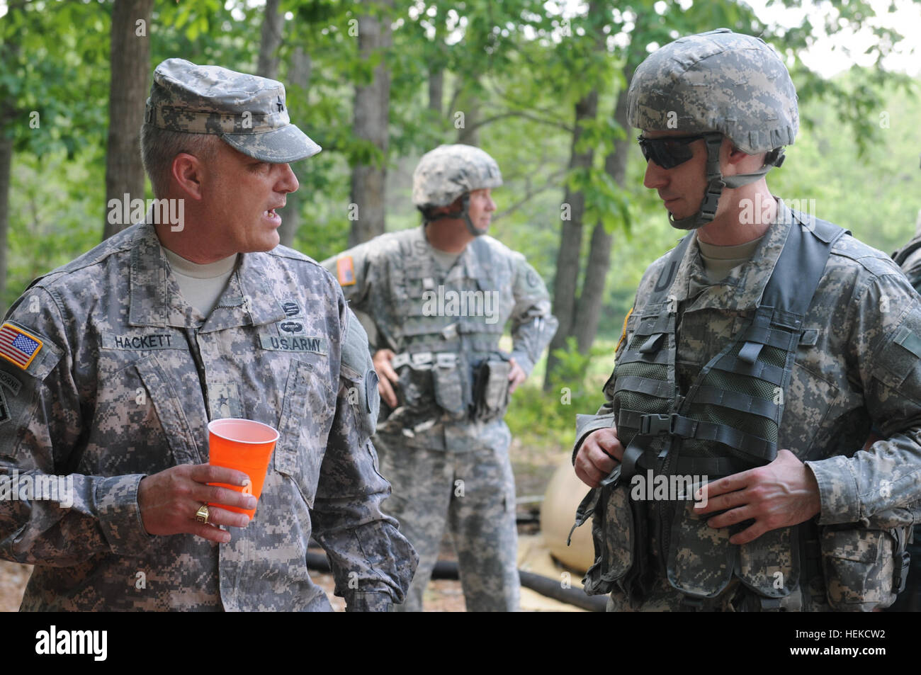 Le brig. Le général Bruce E. Hackett, U.S. Army réserver pour la 316e, 78e Commandement de soutien expéditionnaire de la Division de la formation, des entretiens avec le major Timothy K. peu du 361e Centre des opérations des affaires publiques au sujet de l'eau purifiée il est de l'alcool au cours de l'exercice logistique liquide Quartier-maître le 13 juin 2014, à Fort A.P. Hill, en Virginie, l'eau a été produit par la société, quartier-maître 326nouveau château, Pa., ils utilisent un système de purification d'eau par osmose inverse et un système de purification de l'eau pour créer de l'eau potable. (U.S. Photo de l'armée par la CPS. Nicole Paese/QLLEX) Parution visite VIP 14061 Banque D'Images