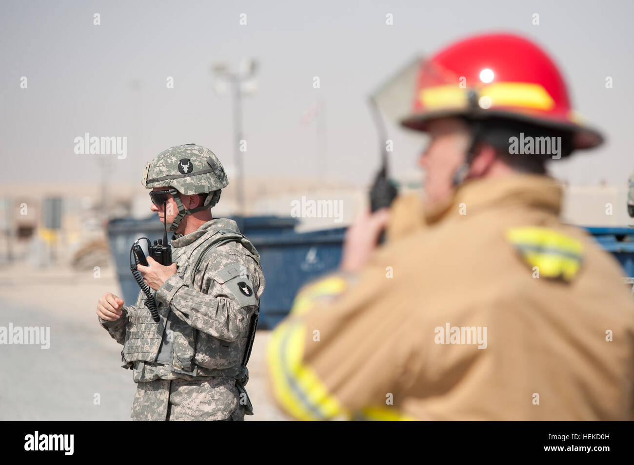 La 1ère Armée Le lieutenant Duane D. Kimball, officier des opérations de la Brigade 134 bataillon de soutien (BSB), 1/34 Heavy Brigade Combat Team, Minnesota Army National Guard, maintient la conscience de la situation et se prépare à prendre la relève comme commandant de l'intervention si la situation exige une réponse militaire. Feu Le Capitaine Jeffrey D. Cochran, ITT fire department, est l'actuel chef de l'intervention de médecin personnel de sauvetage simulé retirer 'victimes' de la zone d'exercice de la gestion des incidents à Ali Al Salem, le Koweït. L'exercice, exercice, l'exercice 110826-A-XY792-080 Banque D'Images