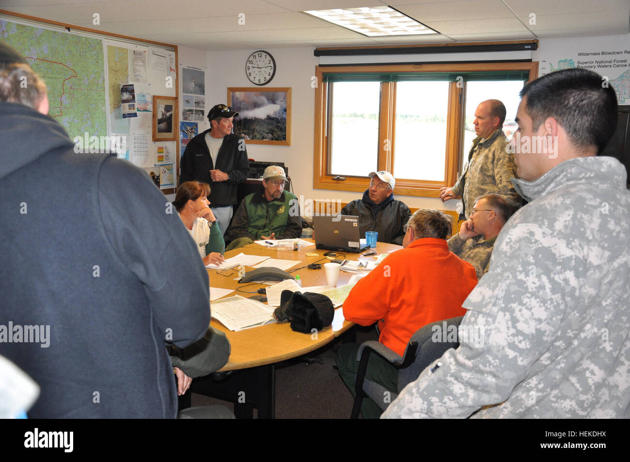 Les membres du Service des forêts américain brève de la Garde nationale du Minnesota aviators sur les derniers développements de l'Pagami Creek wildfire 14 Septembre à Ely dans le Minnesota, à la direction de l'employé. Mark Dayton, quatre de la Garde nationale du Minnesota hélicoptères UH-60 Black Hawk et de l'armée et de la Garde nationale aérienne des équipes de soutien à l'aviation a commencé à aider les efforts de lutte contre les incendies à l'intérieur de la région du ruisseau Pagami du nord-est du Minnesota. Selon la U.S. Forest Service, le plus de 100 000 acres de forêt a pris feu depuis le 18 août dans la Boundary Waters Canoe Area Wilderness, avec plusieurs petits incendies t Banque D'Images
