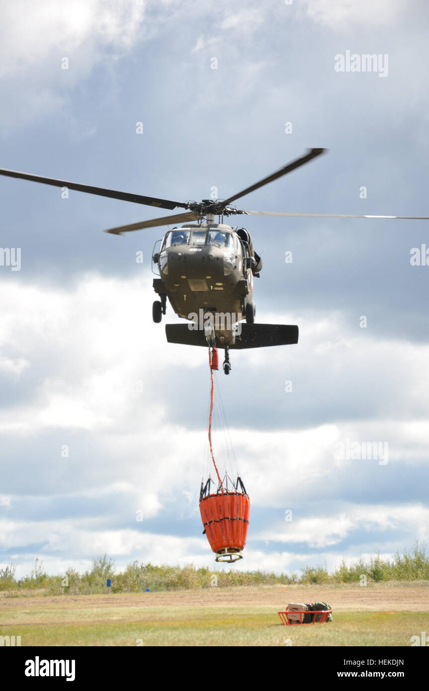 À la direction de Gov. Mark Dayton, quatre de la Garde nationale du Minnesota hélicoptères UH-60 Black Hawk et de l'armée et de la Garde nationale aérienne des équipes de soutien à l'aviation a commencé à aider les efforts de lutte contre les incendies à l'intérieur de la région du ruisseau Pagami du nord-est du Minnesota. Selon la U.S. Forest Service, le plus de 100 000 acres de forêt a pris feu depuis le 18 août dans la Boundary Waters Canoe Area Wilderness, avec plusieurs petits feux à l'Est et au nord du Canada. Batailles de la Garde nationale du Minnesota, Pagami Creek wildfire 110914-A-BC699-006 Banque D'Images