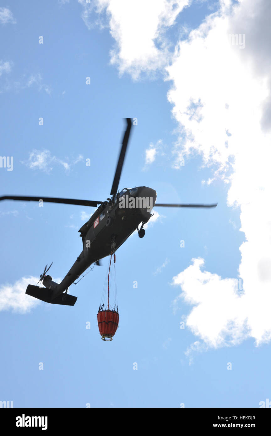 À la direction de Gov. Mark Dayton, quatre de la Garde nationale du Minnesota hélicoptères UH-60 Black Hawk et de l'armée et de la Garde nationale aérienne des équipes de soutien à l'aviation a commencé à aider les efforts de lutte contre les incendies à l'intérieur de la région du ruisseau Pagami du nord-est du Minnesota. Selon la U.S. Forest Service, le plus de 100 000 acres de forêt a pris feu depuis le 18 août dans la Boundary Waters Canoe Area Wilderness, avec plusieurs petits feux à l'Est et au nord du Canada. Batailles de la Garde nationale du Minnesota, Pagami Creek wildfire 110914-A-BC699-008 Banque D'Images
