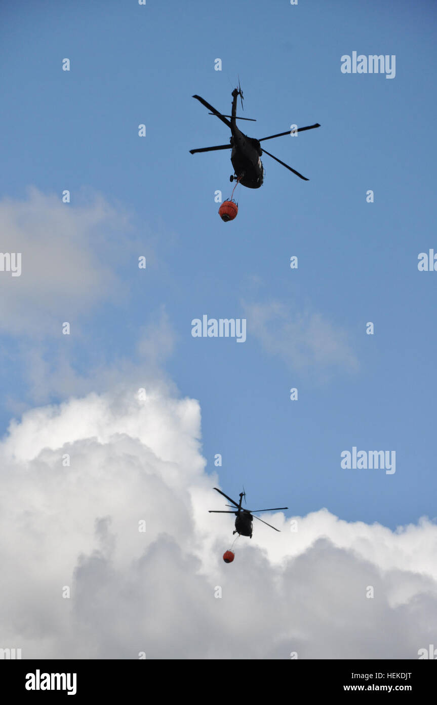 À la direction de Gov. Mark Dayton, quatre de la Garde nationale du Minnesota hélicoptères UH-60 Black Hawk et de l'armée et de la Garde nationale aérienne des équipes de soutien à l'aviation a commencé à aider les efforts de lutte contre les incendies à l'intérieur de la région du ruisseau Pagami du nord-est du Minnesota. Selon la U.S. Forest Service, le plus de 100 000 acres de forêt a pris feu depuis le 18 août dans la Boundary Waters Canoe Area Wilderness, avec plusieurs petits feux à l'Est et au nord du Canada. Batailles de la Garde nationale du Minnesota, Pagami Creek wildfire 110914-A-BC699-009 Banque D'Images