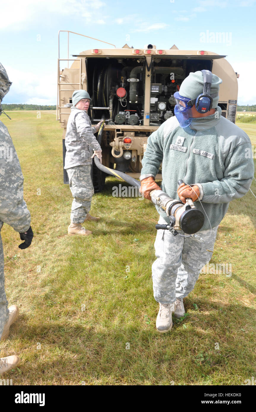 À la direction de Gov. Mark Dayton, quatre de la Garde nationale du Minnesota hélicoptères UH-60 Black Hawk et de l'armée et de la Garde nationale aérienne des équipes de soutien à l'aviation a commencé à aider les efforts de lutte contre les incendies à l'intérieur de la région du ruisseau Pagami du nord-est du Minnesota. Selon la U.S. Forest Service, le plus de 100 000 acres de forêt a pris feu depuis le 18 août dans la Boundary Waters Canoe Area Wilderness, avec plusieurs petits feux à l'Est et au nord du Canada. Batailles de la Garde nationale du Minnesota, Pagami Creek wildfire 110914-A-BC699-011 Banque D'Images