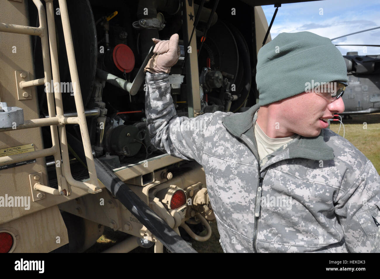 À la direction de Gov. Mark Dayton, quatre de la Garde nationale du Minnesota hélicoptères UH-60 Black Hawk et de l'armée et de la Garde nationale aérienne des équipes de soutien à l'aviation a commencé à aider les efforts de lutte contre les incendies à l'intérieur de la région du ruisseau Pagami du nord-est du Minnesota. Selon la U.S. Forest Service, le plus de 100 000 acres de forêt a pris feu depuis le 18 août dans la Boundary Waters Canoe Area Wilderness, avec plusieurs petits feux à l'Est et au nord du Canada. Batailles de la Garde nationale du Minnesota, Pagami Creek wildfire 110914-A-BC699-014 Banque D'Images
