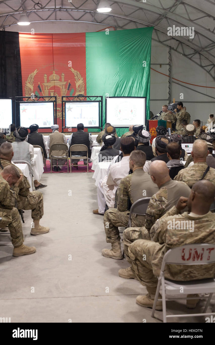 Le Colonel Patrick D. Frank, commandant de l'équipe de combat de la 3e Brigade d'infanterie, 10e division de montagne, traite d'une réinsertion shura à l'avant de la base de l'opération, Zharay Pasab district, l'Afghanistan, le 19 septembre 2011. La shura est de coordonner le processus de réintégration dans l'ensemble de l'Équipe spéciale Spartan Secteur d'opérations et de célébrer la libération des prisonniers dans le cadre du processus de réintégration. Shura réinsertion tenue le fonctionnement marche avant 110919 Base Pasab-A-QD683-147 Banque D'Images