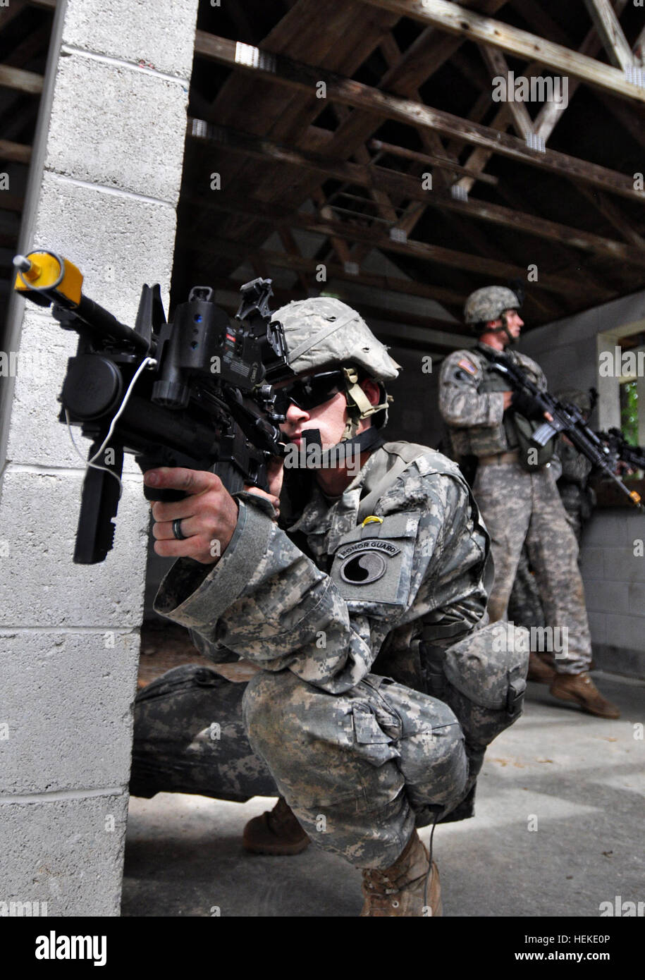 Les soldats de l'entreprise basée à Lexington B, 1er Bataillon, 116e Régiment d'infanterie, 116e Brigade Combat Team train sur les opérations militaires en territoire urbain le 20 septembre au Fort Pickett MOUT village. Les soldats ont exercé leurs compétences spécifiques d'infanterie warrior pendant leur période de formation annuelle de deux semaines. Virginia infantry battalion mène des opérations urbaines 110920-A--422 Banque D'Images