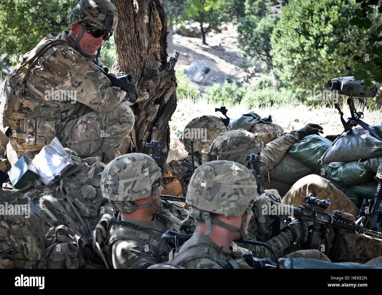 Le brig. Le général Gary Volesky, Combined Joint Task Force-1 et régionaux Command-East Commandant général adjoint - Manoeuvre, parle aux troupes de la Force Bronco, 3e Brigade, 25e Division d'Infanterie, près de Wanat Village, Afghanistan, 22 septembre. Flickr - l'armée américaine - visite du champ de bataille Banque D'Images