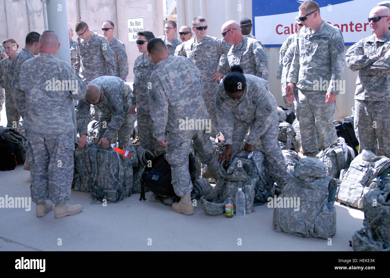 Soldats de la 2e Brigade d'aider et de conseiller vérifier leur équipement lors de l'obtention en une formation sur la responsabilité le 24 septembre à Sather Air Base, l'Iraq. Ces soldats font partie du premier vol de l'Épée des soldats de rentrer chez eux à partir du déploiement d'une année à l'appui de l'opération nouvelle aube. L'avance des éléments de 'Dagger' Brigade commencer voyage de retour de l'Iraq 467674 Banque D'Images
