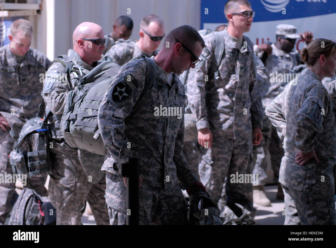 Soldats de la 2e Brigade d'aider et de conseiller vérifier leur équipement lors de l'obtention en une formation sur la responsabilité le 24 septembre à Sather Air Base, l'Iraq. Ces soldats font partie du premier vol de l'Épée des soldats de rentrer chez eux à partir du déploiement d'une année à l'appui de l'opération nouvelle aube. L'avance des éléments de 'Dagger' Brigade commencer voyage de retour de l'Iraq 467675 Banque D'Images