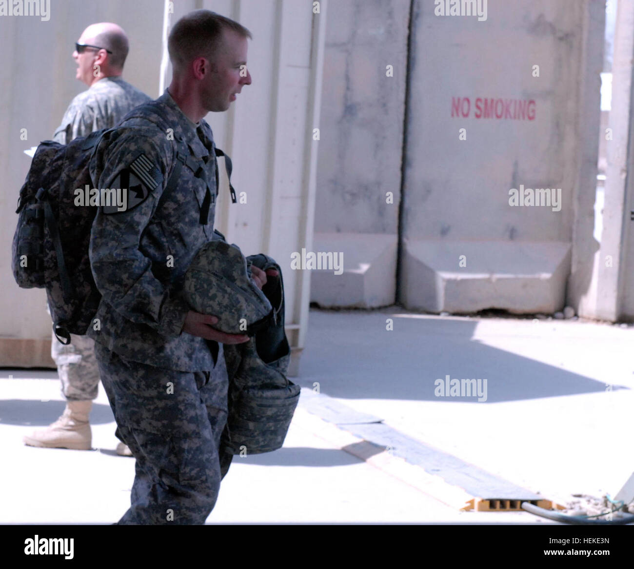 Le Capitaine Adam Westbrook, agente au 5e Escadron, 4e régiment de cavalerie, 2e Brigade d'aider et de conseiller, porte son équipement vers l'aérogare des passagers le 24 septembre à Sather Air Base, l'Iraq. Westbrook et autres soldats de la Brigade Dague faisaient partie du premier vol de l'Épée des soldats de rentrer chez eux à partir du déploiement d'une année à l'appui de l'opération nouvelle aube. L'avance des éléments de 'Dagger' Brigade commencer voyage de retour de l'Iraq 467676 Banque D'Images