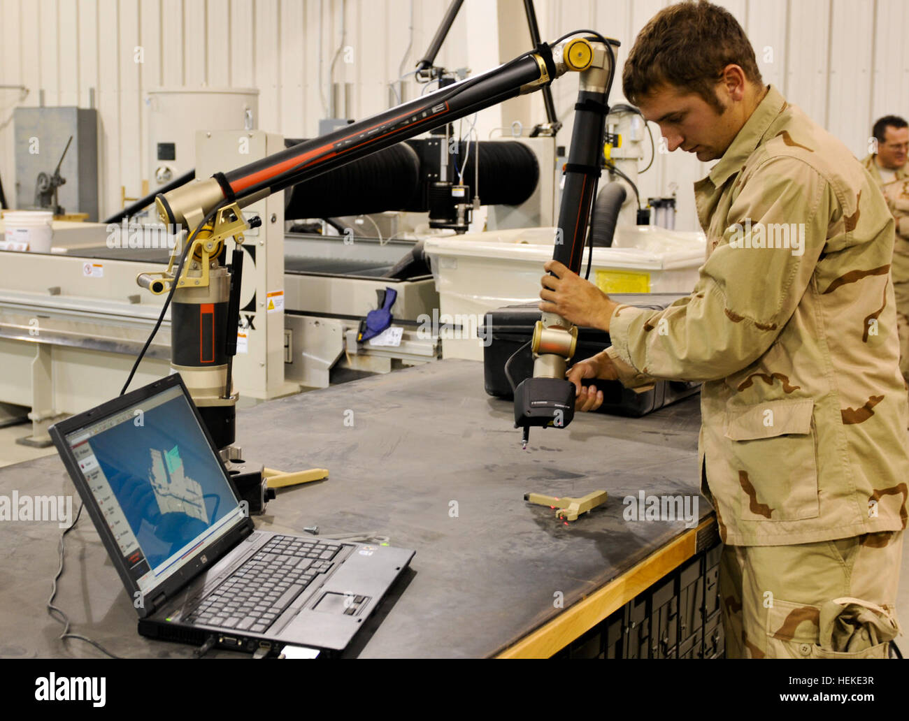 Jim Granitzki, ingénieur en mécanique à l'US Army Research, développement et Ingénierie de commandement, une aide sur le terrain au Centre des sciences et de la technologie, utilise le laser scanner numérique pour placer une image 3D de l'élément dans le système informatique, lui permettant de manipuler et de modifier l'élément de production le 24 septembre. Technologie permet à soldats downrange 110924-A-IN208-001 Banque D'Images