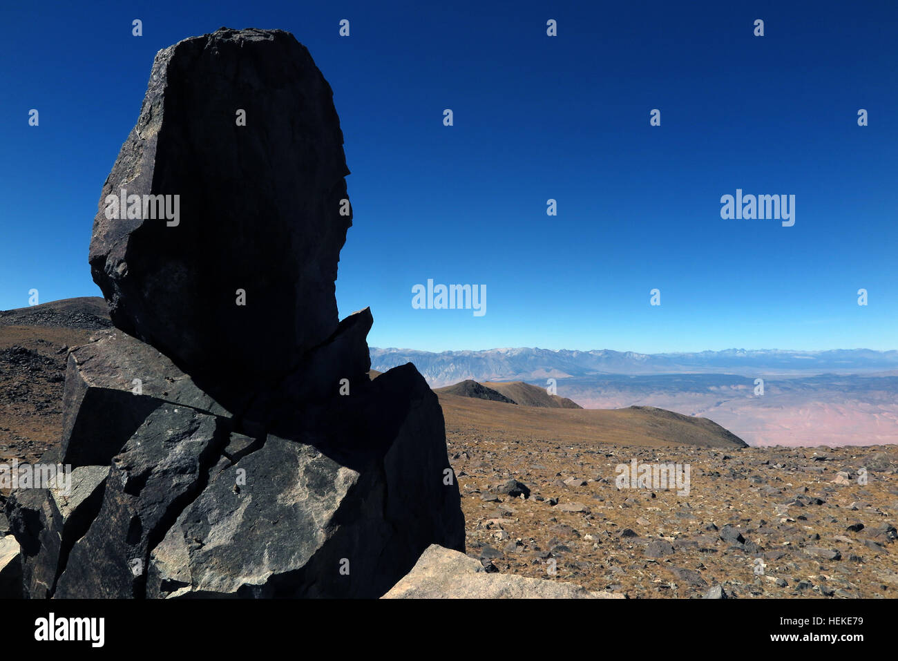 Les montagnes blanches, en Californie, aux États-Unis. 29Th Sep 2016. Les montagnes de la Sierra Nevada à travers Owens Valley vu de sous white mountain peak. Les montagnes blanches de Californie et Nevada sont un problème triangulaire-bloc face à la montagne de Sierra Nevada à travers la partie supérieure de la vallée de l'Owens. Son accueil à l'ancienne forêt de pins bristlecone (Pinus longaeva). Le point le plus élevé de la gamme est White Mountain Peak, qui à 14 252 ft (4 344 m) le plus haut sommet dans le comté de Mono et le troisième plus haut sommet en Californie. Ce pic est en fait un volcan éteint l'augmentation d'environ 1 600 pi (490 m) au-dessus du plateau s Banque D'Images