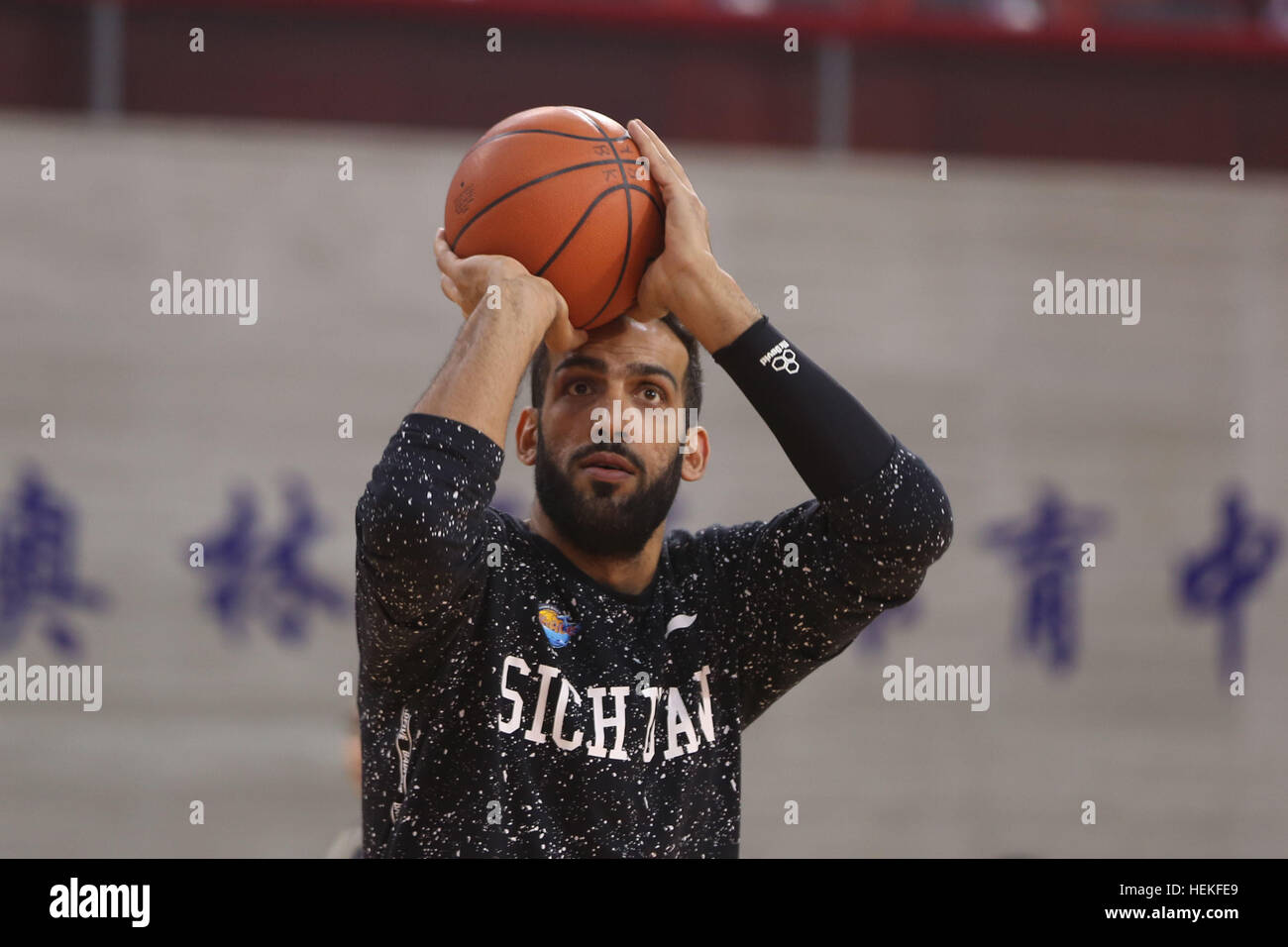 Beijing, Beijing, Chine. Dec 21, 2016. Beijing, Chine - 21 décembre 2016 : (usage éditorial uniquement. Chine OUT) joueur de basket-ball de Sichuan Jinqiang Rorquals bleus de l'équipe de basket-ball Hamed Haddadi.Les joueurs de basket-ball de Beikong Dragons Fly et Sichuan Jinqiang les baleines bleues n'exercices d'échauffement avant le match de l'ABC, à Beijing, le 21 décembre 2016. © SIPA Asie/ZUMA/Alamy Fil Live News Banque D'Images