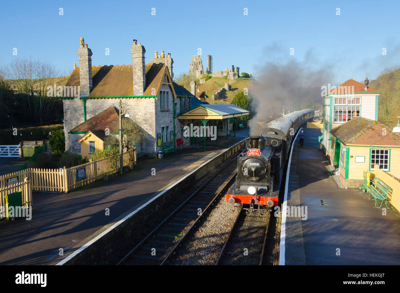 Château de Corfe, Dorset, UK. Le 21 décembre 2016. Le chemin de fer Swanage Santa Special en passant par la station de Corfe Castle sur une belle matinée ensoleillée. Photo de Graham Hunt/Alamy Live News Banque D'Images