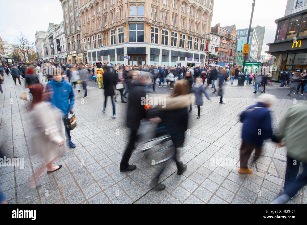 Liverpool, Merseyside, Royaume-Uni. 22 Dec 2016. Les acheteurs de Noël étaient en force à la 'Liverpool' Shopping Precinct. Avec des températures d'hiver doux et les fêtes qu'à quelques jours, acheteurs avisés ont pleinement profité d'acheter leurs cadeaux dans ce quartier huppé de Liverpool. © Cernan Elias/Alamy Live News Banque D'Images