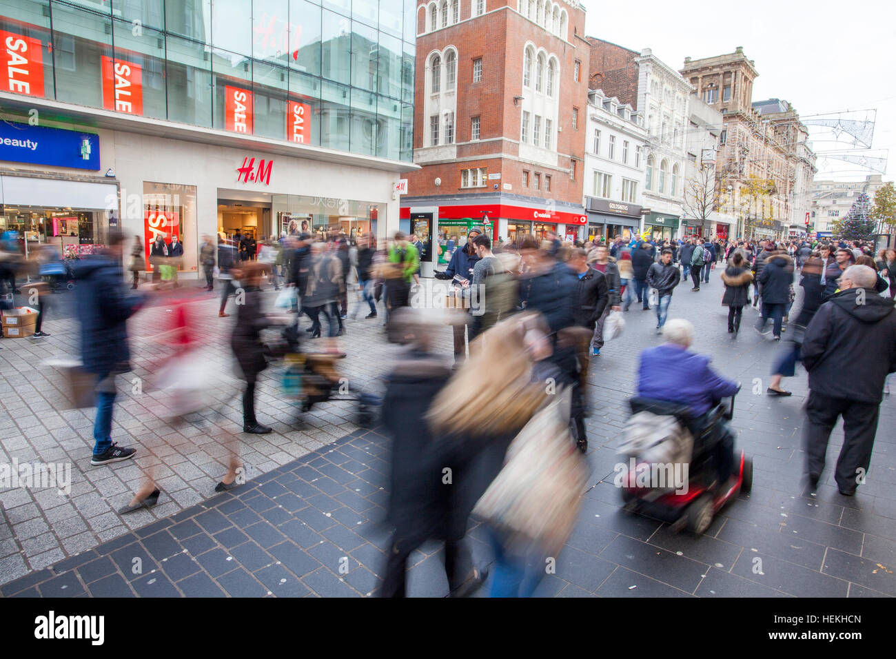 Liverpool, Merseyside, Royaume-Uni. 22 Dec 2016. Les acheteurs de Noël étaient en force à la 'Liverpool' Shopping Precinct. Avec des températures d'hiver doux et les fêtes qu'à quelques jours, acheteurs avisés ont pleinement profité d'acheter leurs cadeaux dans ce quartier huppé de Liverpool. © Cernan Elias/Alamy Live News Crédit : Cernan Elias/Alamy Live News Banque D'Images