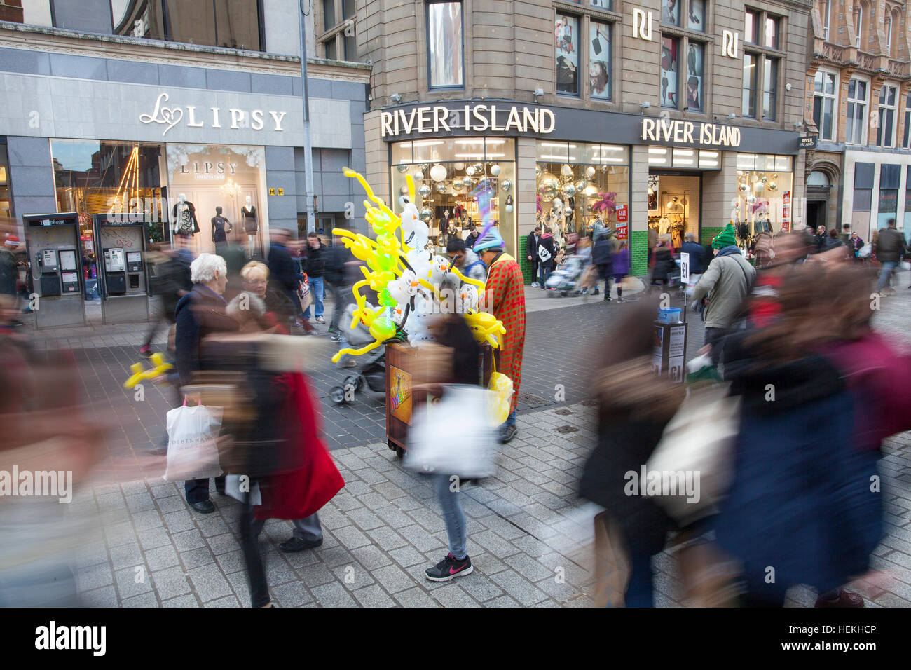 Liverpool, Merseyside, Royaume-Uni. 22 Dec 2016. Les acheteurs de Noël étaient en force à la 'Liverpool' Shopping Precinct. Avec des températures d'hiver doux et les fêtes qu'à quelques jours, acheteurs avisés ont pleinement profité d'acheter leurs cadeaux dans ce quartier huppé de Liverpool. © Cernan Elias/Alamy Live News Crédit : Cernan Elias/Alamy Live News Banque D'Images