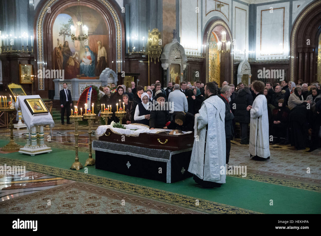 Moscou, Russie. Dec 22, 2016. Un service religieux pour l'ambassadeur de Russie en Turquie tué, Andrei Karlov, est effectuée à l'intérieur de la cathédrale du Christ-Sauveur de Moscou, Russie, le Jeudi, Décembre 22, 2016. Karlov a été abattu par un policier turc lundi à Ankara, Turquie. © Bai Xueqi/Xinhua/Alamy Live News Banque D'Images