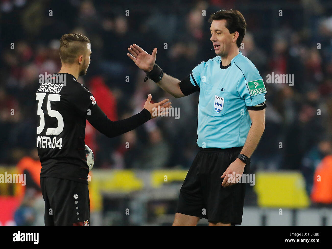 Cologne, Allemagne. Dec 21, 2016. Bundesliga journée 16, 1. FC Koeln - Bayer Leverkusen : manuel de l'arbitre Graefe verabschiedet von sich Vladlen Yurchenko (Leverkusen). © Juergen Schwarz/Alamy Live News Banque D'Images