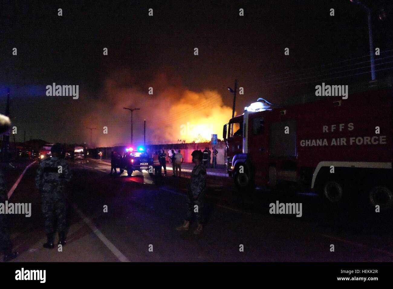 Accra, Ghana. Dec 22, 2016. Policiers locaux montent la garde près du site d'explosions quelques mètres d'une station d'essence près de la Foire commerciale internationale du Ghana Centre d'Accra, capitale du Ghana, le 22 décembre 2016. Sept personnes ont été confirmées décédées et 12 autres ont été blessés après des explosions ici le jeudi soir, les sauveteurs a dit à Xinhua. © Song Shi/Xinhua/Alamy Live News Banque D'Images