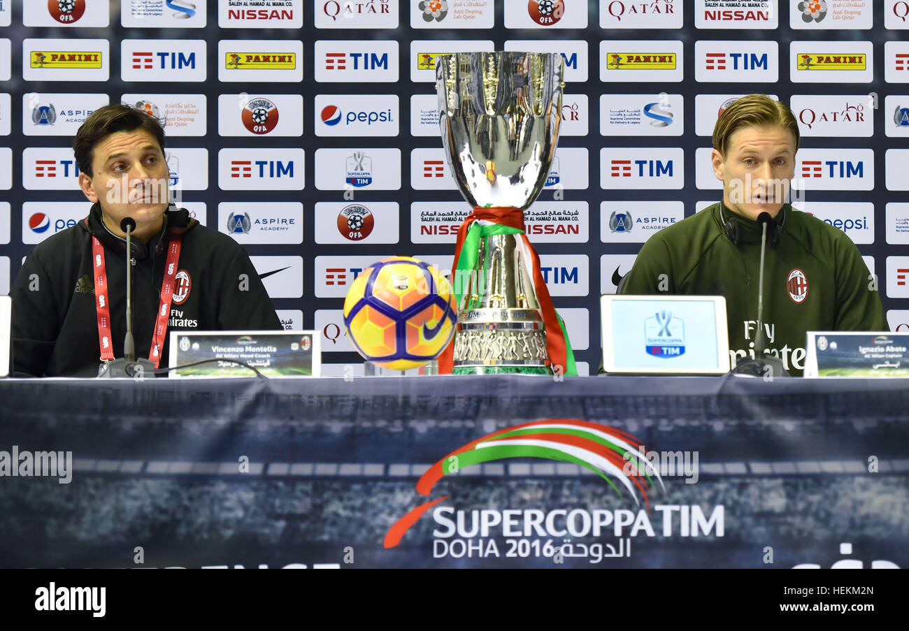 (161223) -- DOHA, le 23 décembre 2016, (Xinhua) -- L'AC Milan entraîneur en chef Vincenzo Montella et player Ignazio Abate (R) assister à une conférence de presse avant une session de formation à l'Al Sadd stadium à Doha, capitale du Qatar, le 22 décembre 2016. L'AC Milan fera face à la Juventus, dans la finale de la Coupe du super match de football au stade Al Sadd le 23 Déc 2016. (Xinhua/Nikku) Banque D'Images
