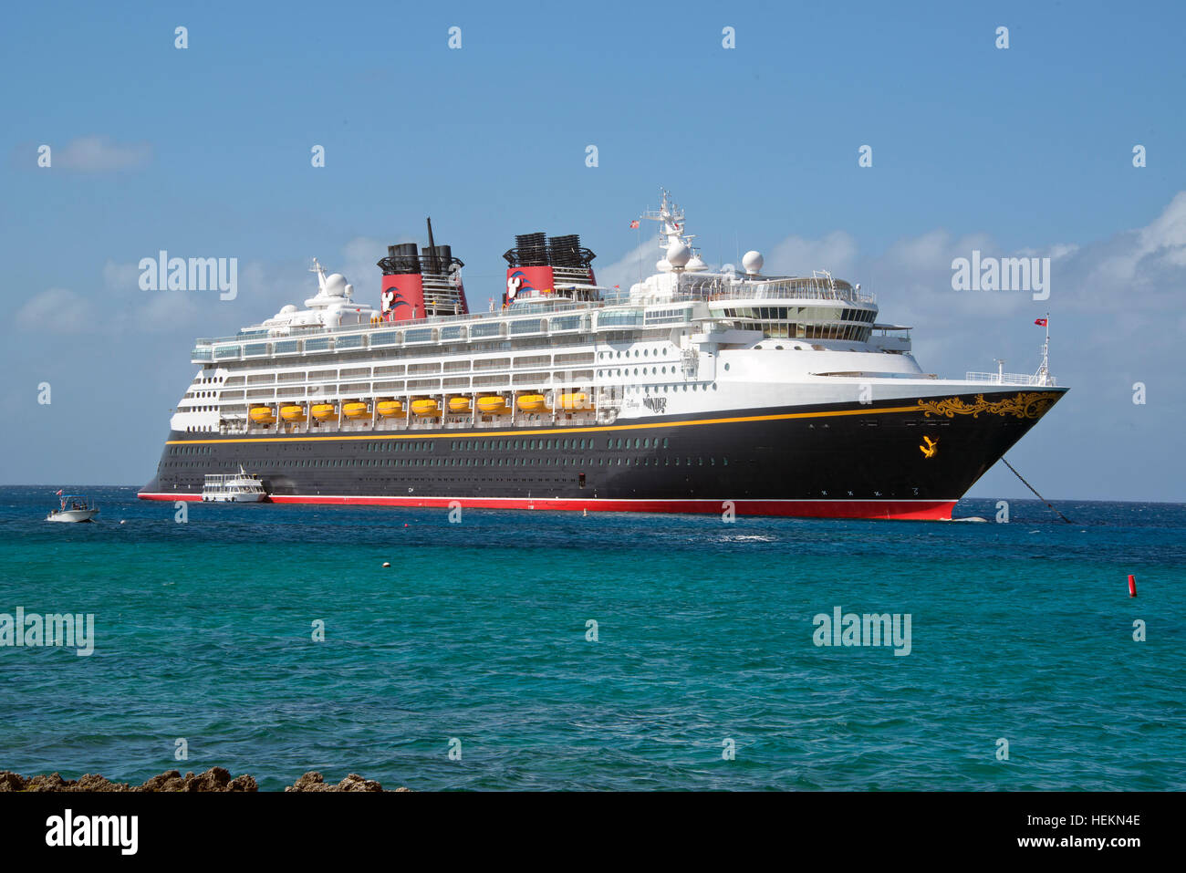 Transport des passagers vers l'île. 18Th Oct, 2016. Le Disney Wonder est une croisière navire exploité par Disney Cruise Line, qui transporte 2 400 passagers et 945 membres d'équipage, dans le port de George Town, Grand Cayman, îles Caïmans le mardi 20 décembre 2016. Les plus petites embarcations sont les offres qu'au transport des passagers d'avant en arrière pour l'île. - Pas de service de fil - Photo : Ron Sachs/consolidé/dpa/Alamy Live News Banque D'Images