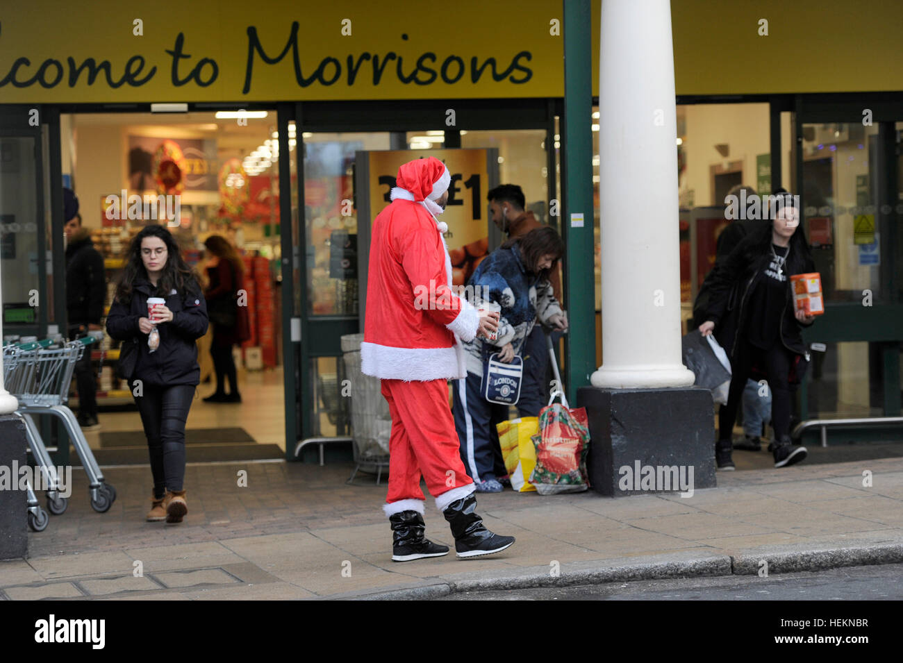 Brighton uk 23 décembre 2016 - un gros problème vendeur habillé en père Noël à l'extérieur d'un supermarché Morrisons à Brighton comme congé shoppers sortir tôt avec aujourd'hui devrait être le jour de shopping de Noël le plus achalandé de la période des fêtes en Grande-Bretagne crédit : Simon dack/Alamy live news Banque D'Images