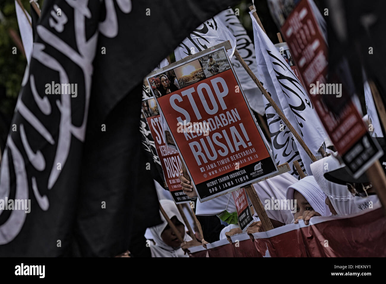 Surabaya, à l'Est de Java, Indonésie. L'Indonésie au cours de bannières hold musulmans protester contre les forces d'Assad la Russie regimeand' et ses partisans d'attaques contre des civils et de la situation humanitaire le 23 décembre 2016 à Jakarta, Indonésie, Province de l'Est de Java. © Sijori Images/ZUMA/Alamy Fil Live News Banque D'Images