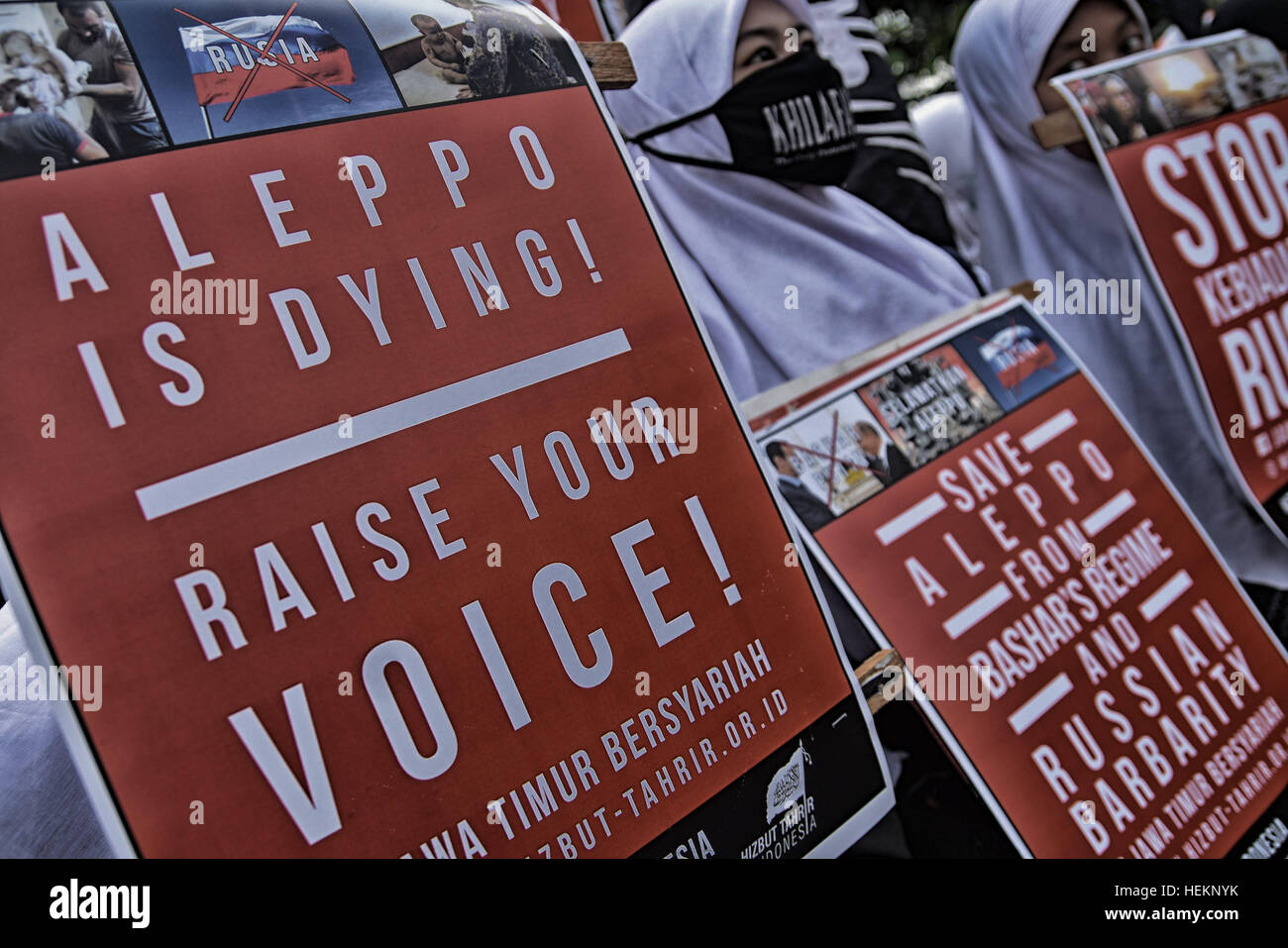Surabaya, à l'Est de Java, Indonésie. L'Indonésie au cours de bannières hold musulmans protester contre les forces d'Assad la Russie regimeand' et ses partisans d'attaques contre des civils et de la situation humanitaire le 23 décembre 2016 à Jakarta, Indonésie, Province de l'Est de Java. © Sijori Images/ZUMA/Alamy Fil Live News Banque D'Images