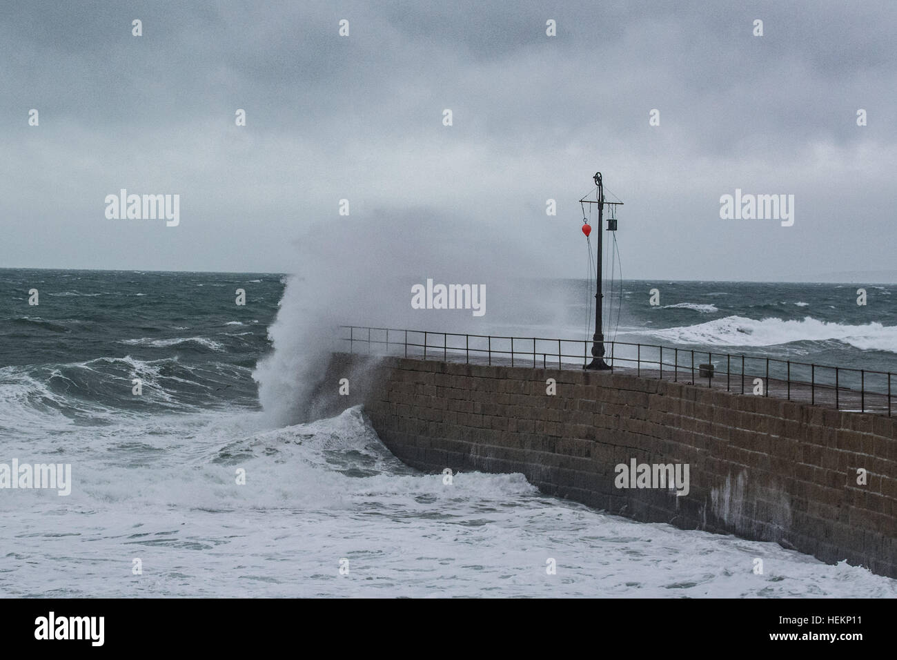 Porthleven, Cornwall, UK. 23 décembre 2016. Météo britannique. Des vents forts et des vagues énormes batter la côte à Porthleven que Storm Barabara hits Cornwall à marée haute. Crédit : Simon Maycock/Alamy Live News Banque D'Images