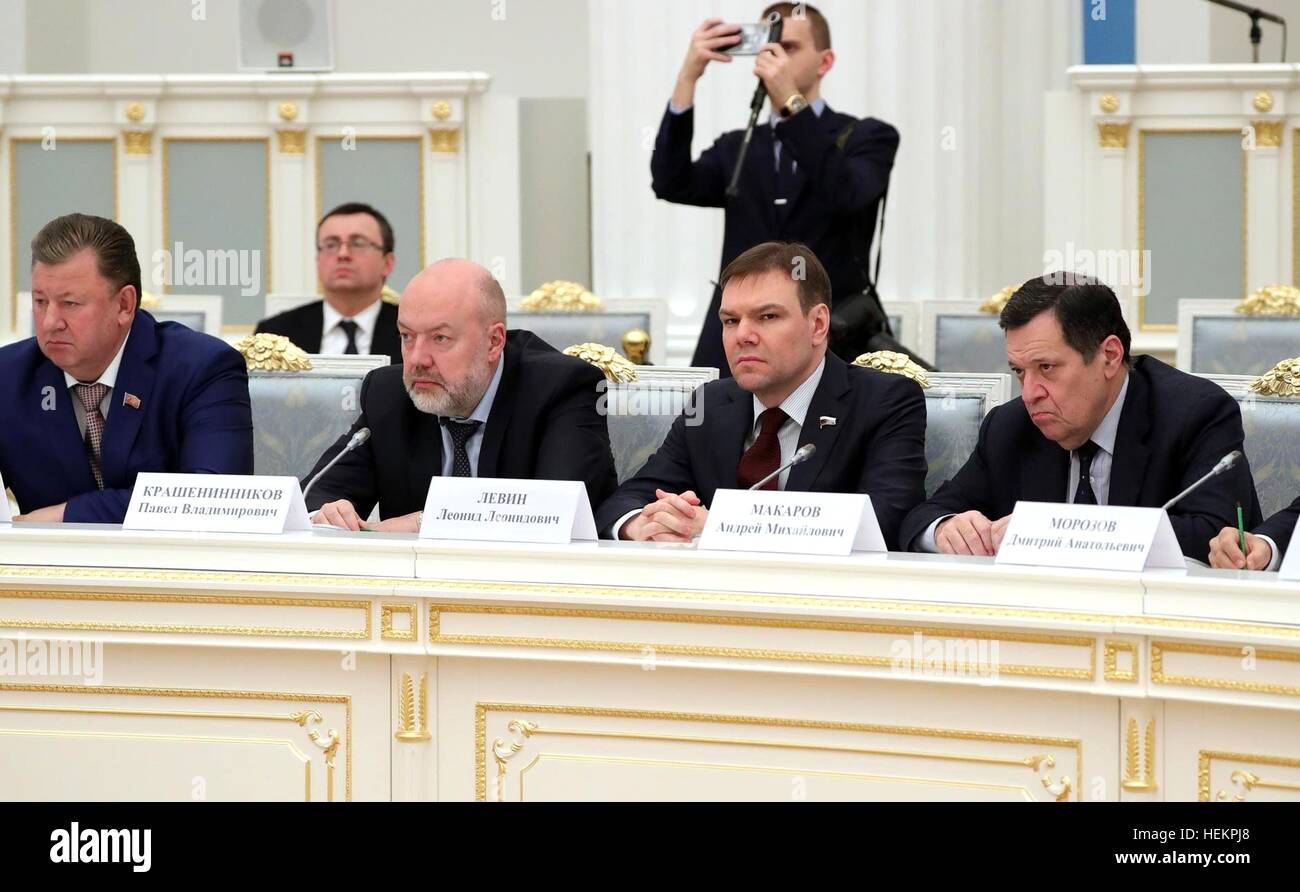 Les membres de partis politiques et de la Fédération de Russie Douma d'État et du Conseil au cours d'une réunion au Kremlin, le 21 décembre 2016 à Moscou, Russie. Banque D'Images