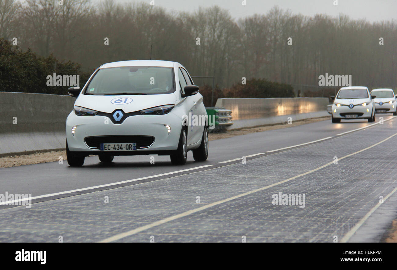 Normandie, France. Dec 22, 2016. Automobiles de route sur un panneau solaire road lors de son inauguration à Tourouvre-au-Perche Village, au nord de la France, le 22 décembre 2016. La France a installé le premier chemin solaire en Normandie dans le nord de la France, qui vise à fournir de l'électricité à l'éclairage de locaux et d'encourager l'utilisation de l'énergie renouvelable nécessaire pour lutter contre le changement climatique. © Zhang Xuefei/Xinhua/Alamy Live News Banque D'Images