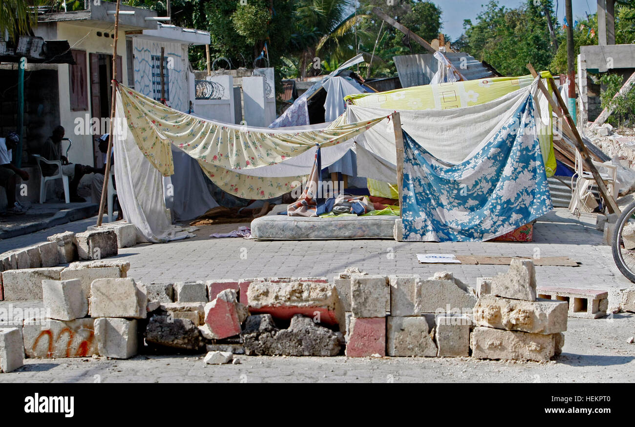 En Floride, aux États-Unis. 26Th Dec 2016. (012010 Eaux Lannis représente le Palm Beach/Post) LÉOGÂNE, Haïti - blocs de béton récupérés des décombres de bâtiments endommagés sont utilisés pour bloquer une rue à Léogane où les résidents déplacés ont mis sur pied un camp de réfugiés. © l'Eaux Lannis représente/Palm Beach Post/ZUMA/Alamy Fil Live News Banque D'Images