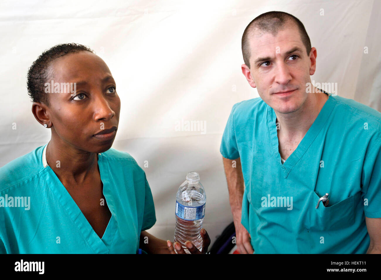 23 décembre 2016 - Port-au-Prince, en Floride, États-Unis - 011710 (eaux Lannis représente le Palm Beach/Post) PORT-AU-PRINCE, HAÏTI - Le Dr Dan Kairys (CQ), à droite, un chirurgien à Lakeside Medical Center à Belle Glade, et son épouse Junia Kairys (CQ), un assistant du médecin, qui travaille au projet Medishare centre de triage dans le complexe des Nations Unies à l'aéroport. (Crédit Image : ©/Eaux Lannis représente le Palm Beach Post via Zuma sur le fil) Banque D'Images