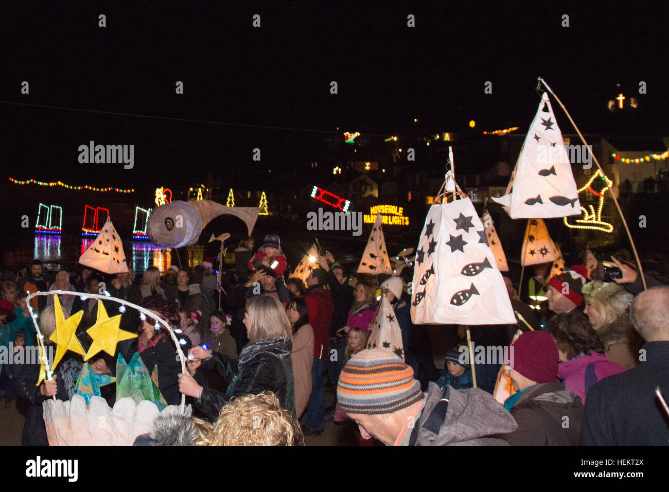 Mousehole, Cornwall, UK. 23 décembre 2016. Tom Bawcocks eve célébrations à Mousehole. La légende veut que Tom Bawcock Mousehole enregistrées de la famine en allant à la pêche dans une violente tempête. Pendant le festival une Stargazy pie est faite, et servi gratuitement dans l'auberge de bateau. Barbara tempête apaisée juste à temps pour le festival de procéder, avec un ciel clair, figurant une heure avant la procession devait démarrer. Crédit : Simon Maycock/Alamy Live News Banque D'Images