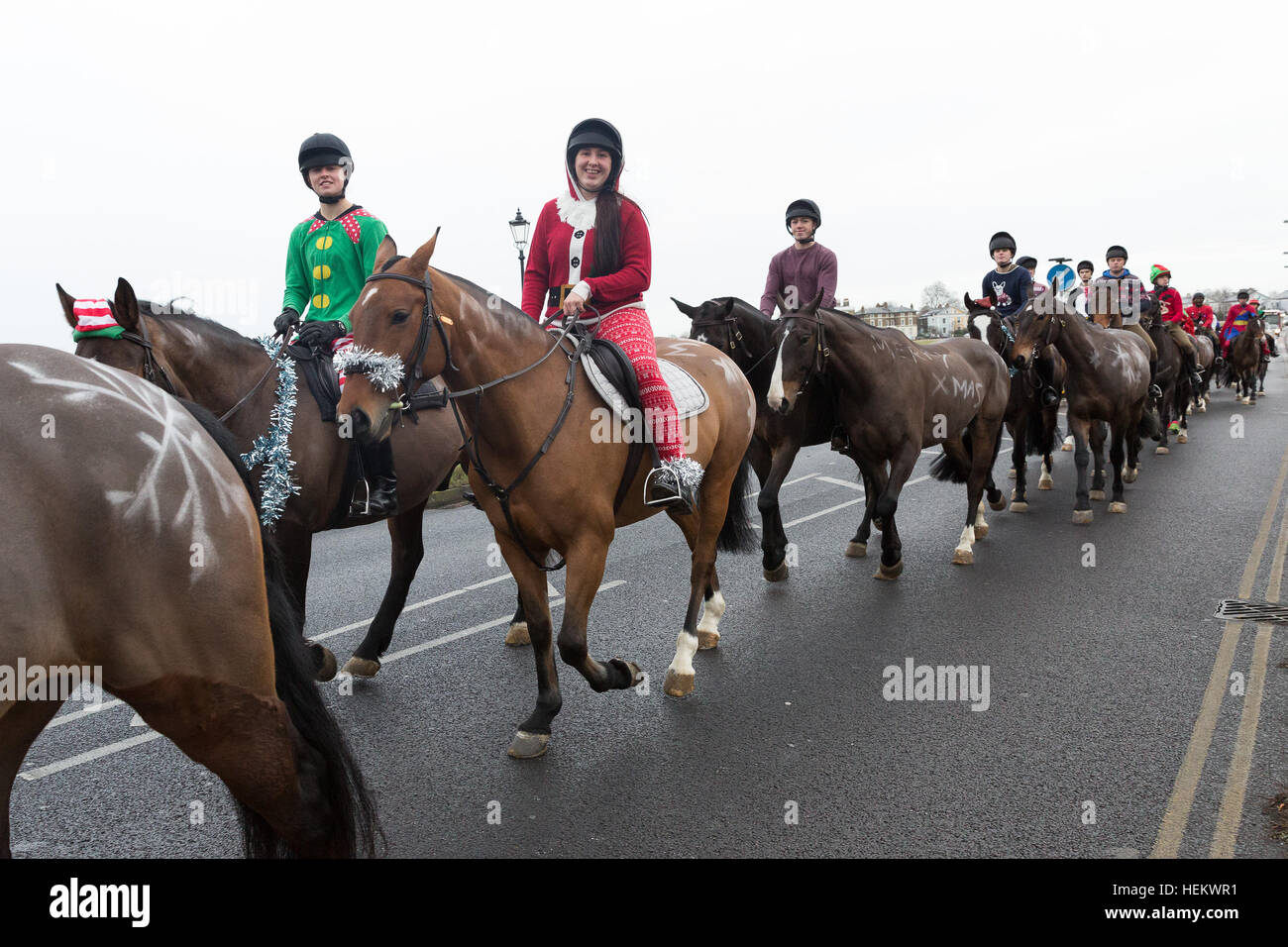 Londres, Royaume-Uni. Le 24 décembre 2016. Des soldats de la troupe du Roi Royal Horse Artillery et leurs chevaux porter des tenues de Noël, guirlandes et santa hats comme ils sortir de la veille de Noël matin. Les soldats ont quitté la caserne de Woolwich et trotta à travers les rues du sud-est de Londres à Morden College à Blackheath, où les soldats ont été accueillis avec du vin et de tartes. L'événement annuel est devenu une nouvelle tradition depuis l'KingÕs propose des troupes à la caserne de Woolwich construit à cet effet en février 2012. Credit : Vickie Flores/Alamy Live News Banque D'Images