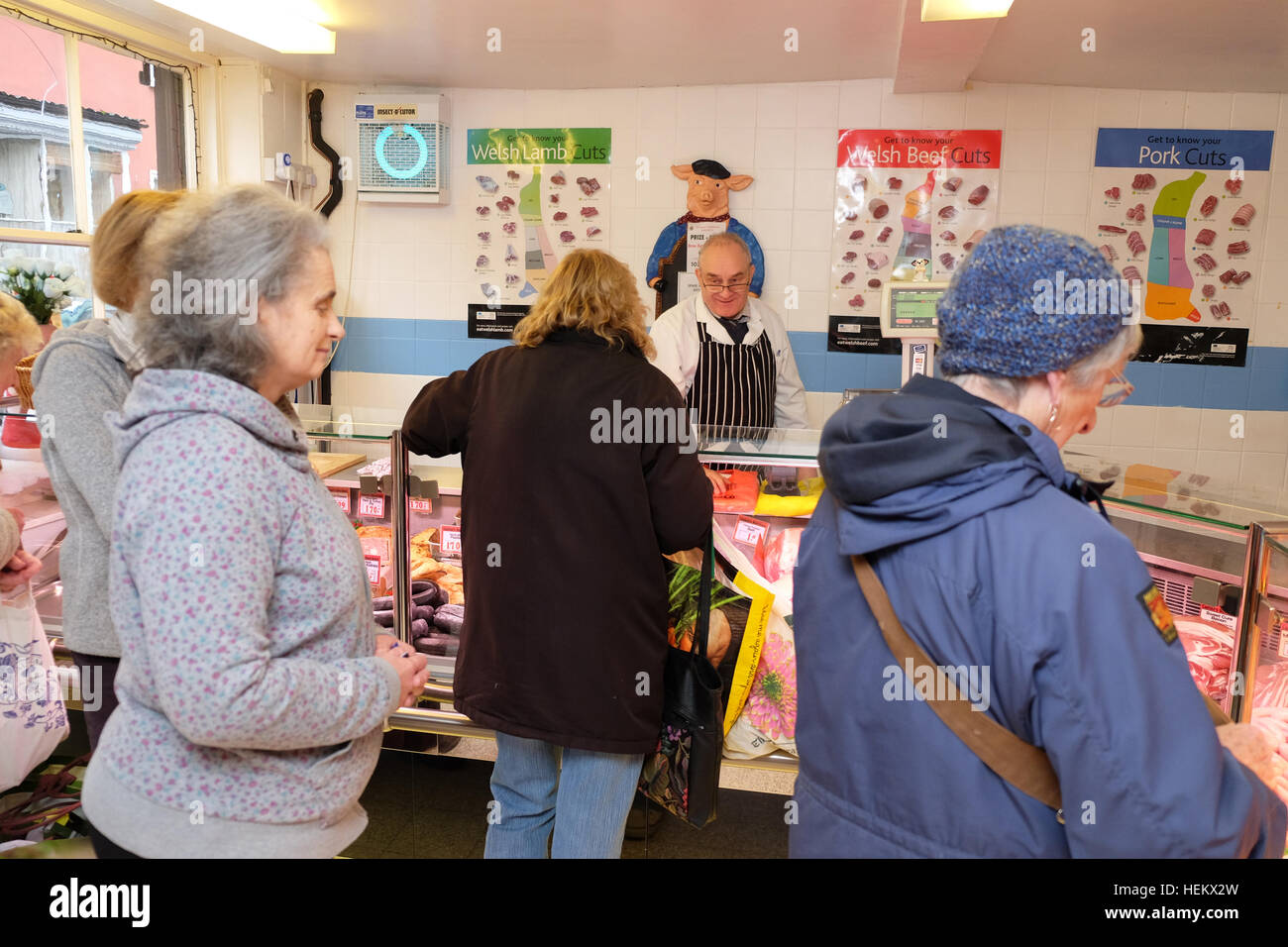 Presteigne, Powys, Wales - Samedi 24 Décembre 2016 - Les clients de recueillir leur Noël viandes fraîches les ordres des bouchers Carini shop à Presteigne une petite ville au milieu du Pays de Galles. Steven Mai / Alamy Live News Banque D'Images