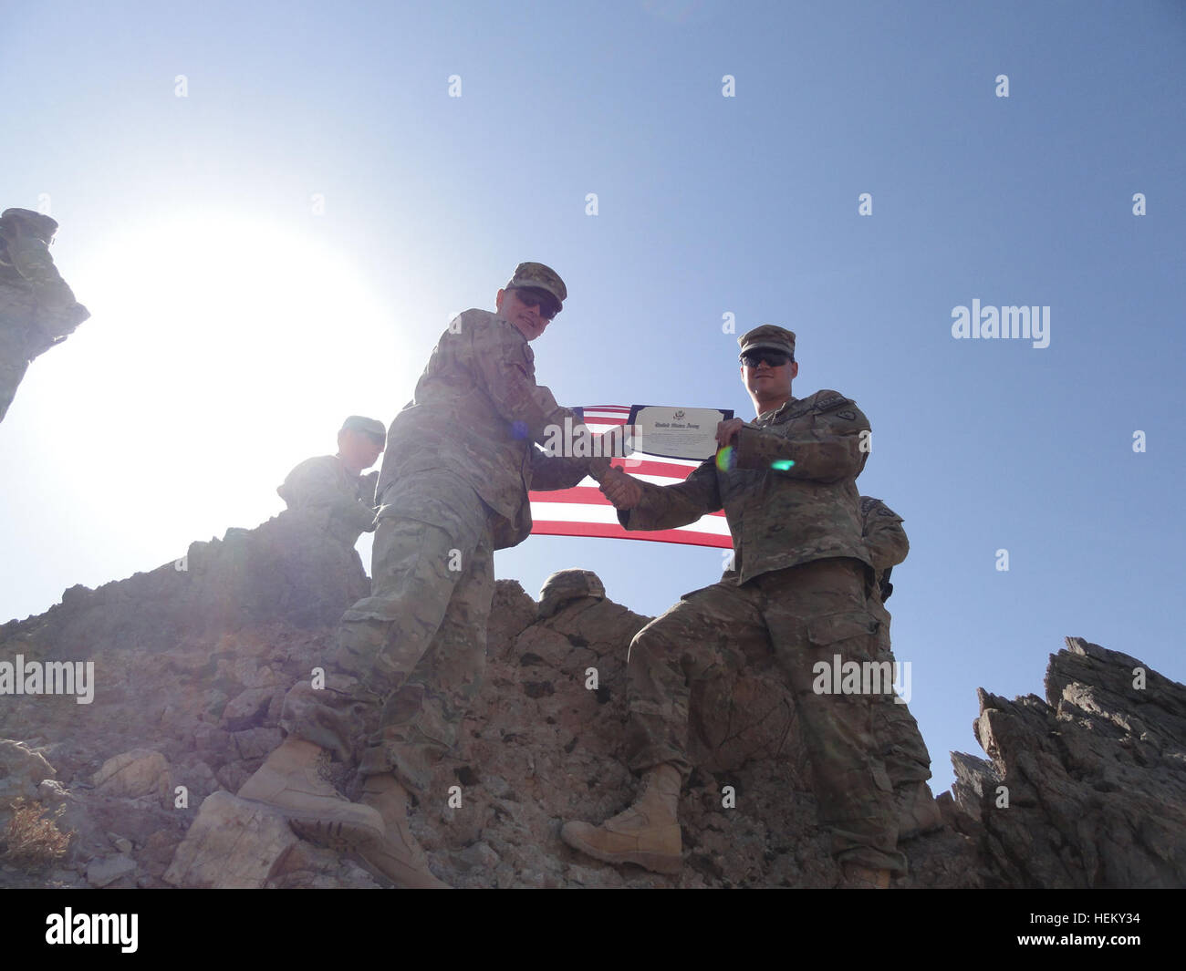 Le colonel Todd Wood, commandant de la 1re brigade Stryker Combat Team, 25e Division d'infanterie, reenlists Le Cpl. Wiley Pritchett, un fantassin du 1/25 SBCT l'assaut tactique Commande, lors d'une cérémonie au sommet de la montagne au-dessus de la base d'opération avancée Masum Ghar, le 2 septembre. L'Armée américaine photo par le Sgt. Melanie 1ère classe Currasco 1/25 SBCT Communications Shop Le loup arctique ré-enrôler 472895 Banque D'Images