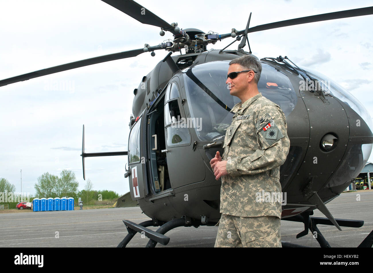 Le s.. John Zeitlin, un chef d'équipage avec 2e Bataillon, 135e Régiment d'aviation, de la Garde nationale du Colorado, explique vérifications avant vol sur un UH-72A Lakota, hélicoptère utilitaire léger, lors de l'exercice de la résolution 14 (ex-MR14) ici, le 23 mai. Environ 5 000 soldats participent à l'ex-MR14, dont près de 4 500 soldats de l'Armée canadienne, 450 membres de l'Aviation royale du Canada, 450 soldats américains et 100 soldats britanniques. (Photo par le Sgt. 1ère classe. Julio A. Nieves MPAD, 326 soldats de l'Aviation) Parution/convertir litres en gallons 140523-A-GR268-478 Banque D'Images